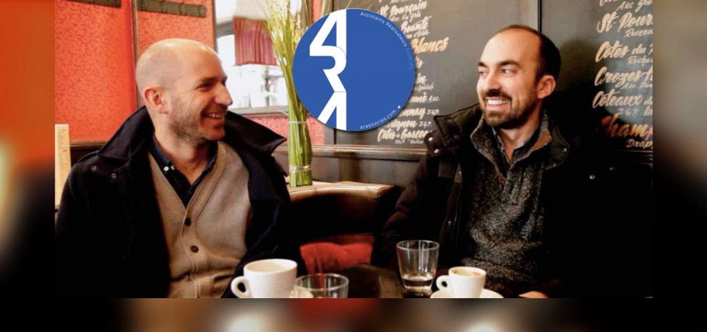 Deux chefs opérateurs dans un café